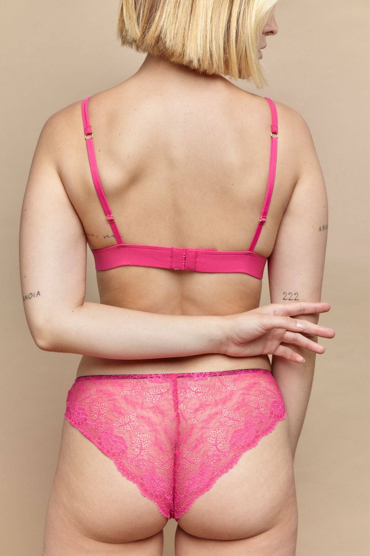 Soutien-gorge sans armature en dentelle rose vif